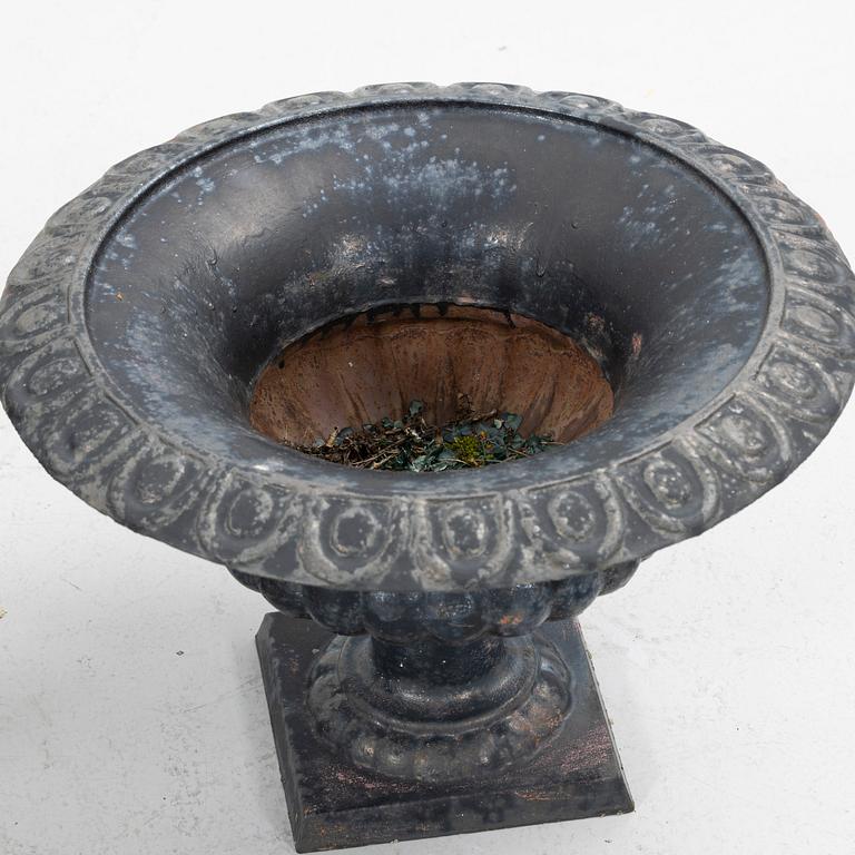 Garden urns, a pair, later part of the 20th century.