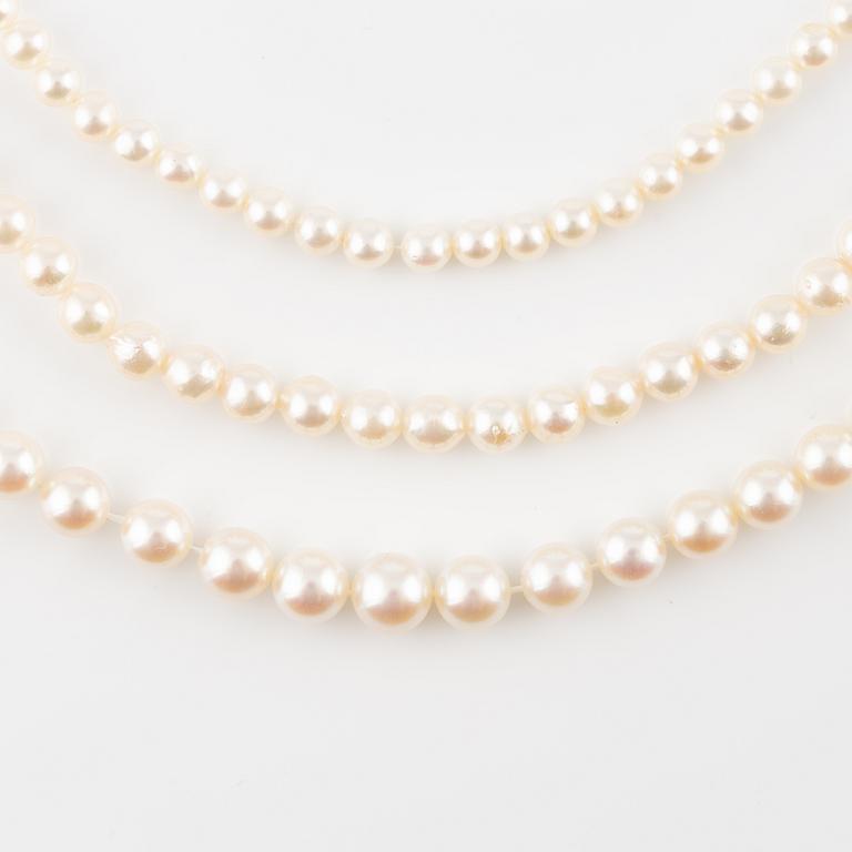 Three necklaces with cultured pearls, without clasps.