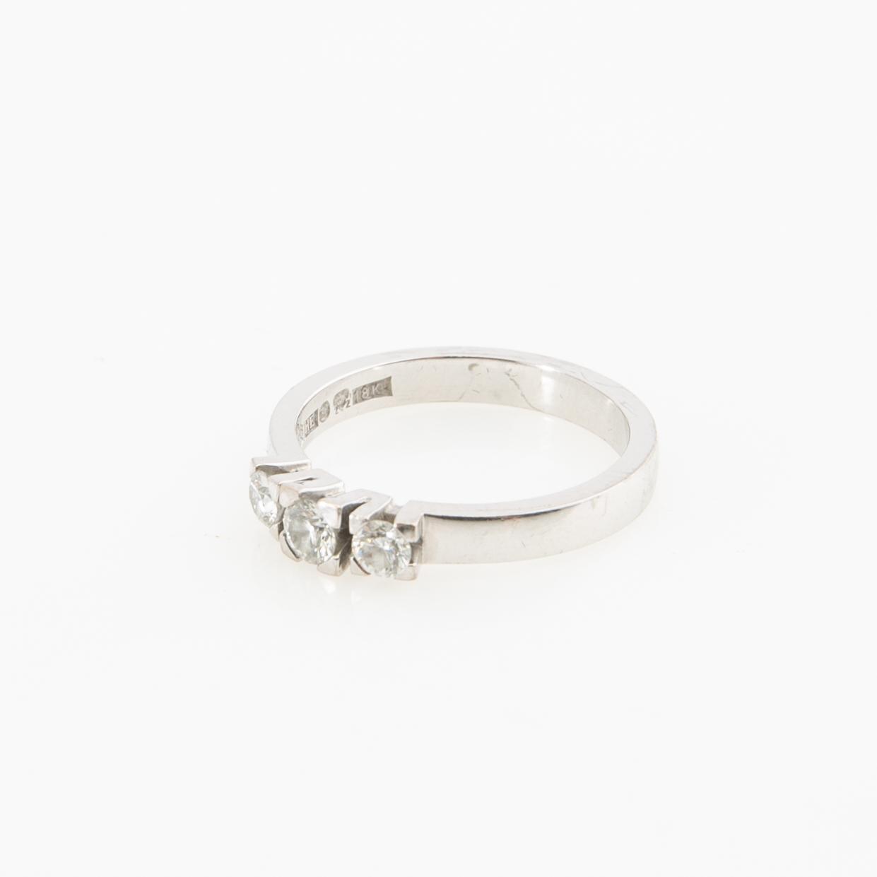 Ring, 18K vitguld med tre runda briljantslipade diamanter.
