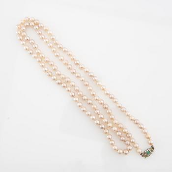 Necklace, pearls and 18K white gold with emerald and brilliant-cut diamonds.