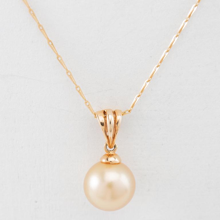Necklace of 14K and 18K gold with a cultured pearl.