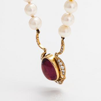 A pearl collier with cultured pearls, 18K gold, diamonds ca. 0.47 ct in total and a tourmaline.