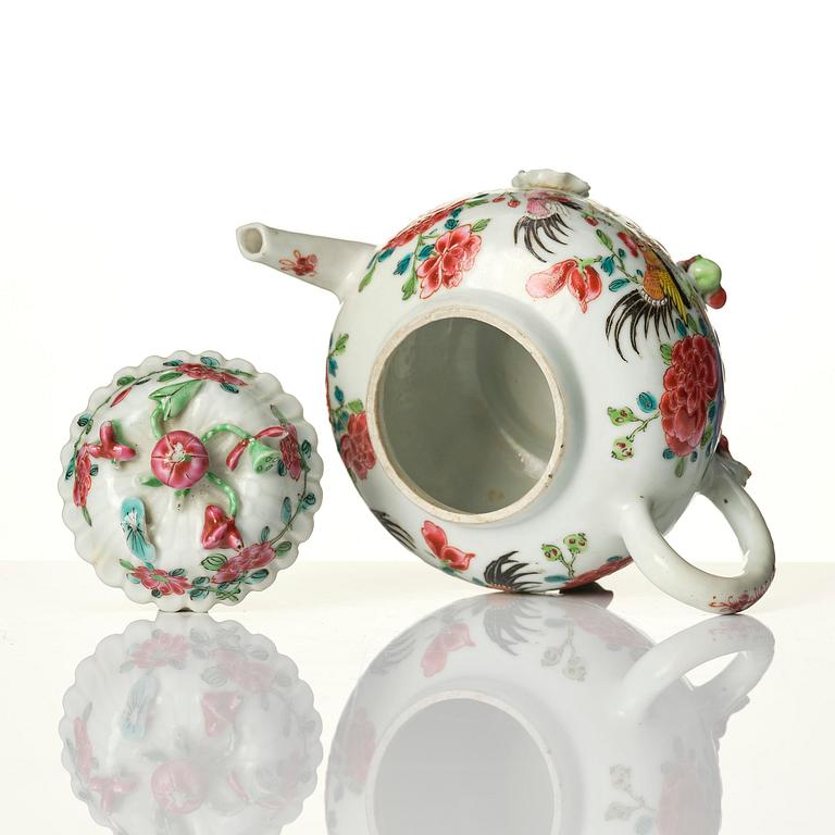 Tekanna med lock, porslin. Qingdynastin, Yongzheng (1723-35).