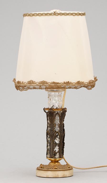 BORDSLAMPA, glas och brons, senempire, 1800-talets mitt.