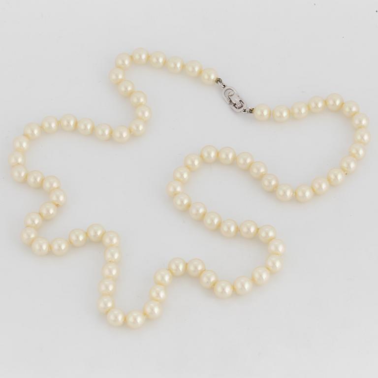 A Christian Dior pearl necklace.