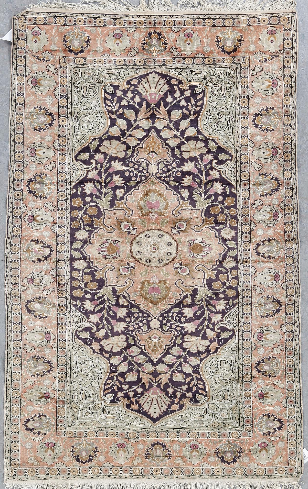 MATTA. Semiantik Kayseri sannolikt. Ca 181 x 115,5 cm.