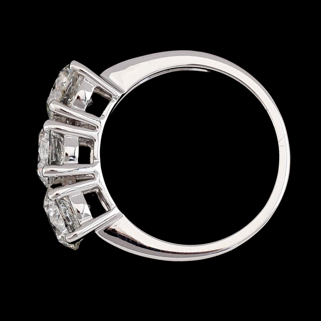 RING, 18K vitguld, briljantslipade diamanter tot ca 3.64 ct. Vikt ca 6 g.