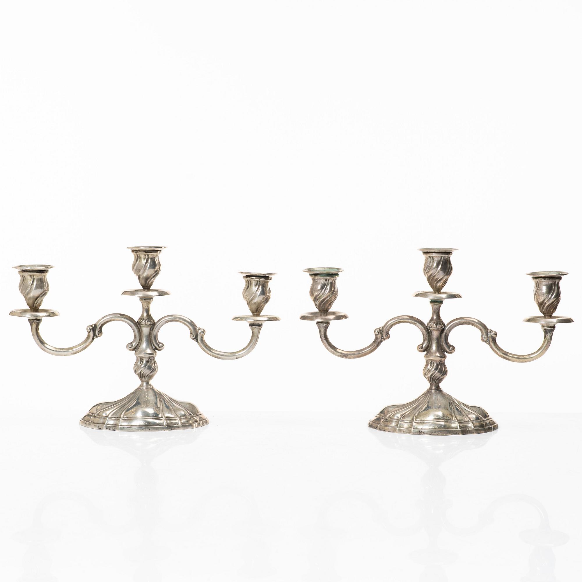 Kandelabrar, ett par, silver, rokokostil, svensk importstämpel Adolf Landoff, Göteborg 1931.