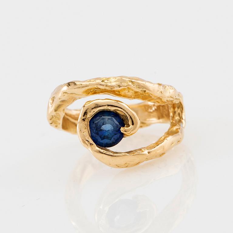 Nadia Shelbaya, Ring "L´oeil D´horus" 18K gold with a faceted sapphire.