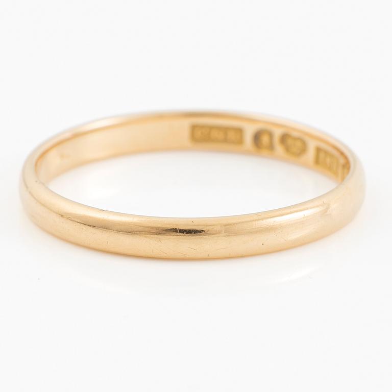 18K gold ring.