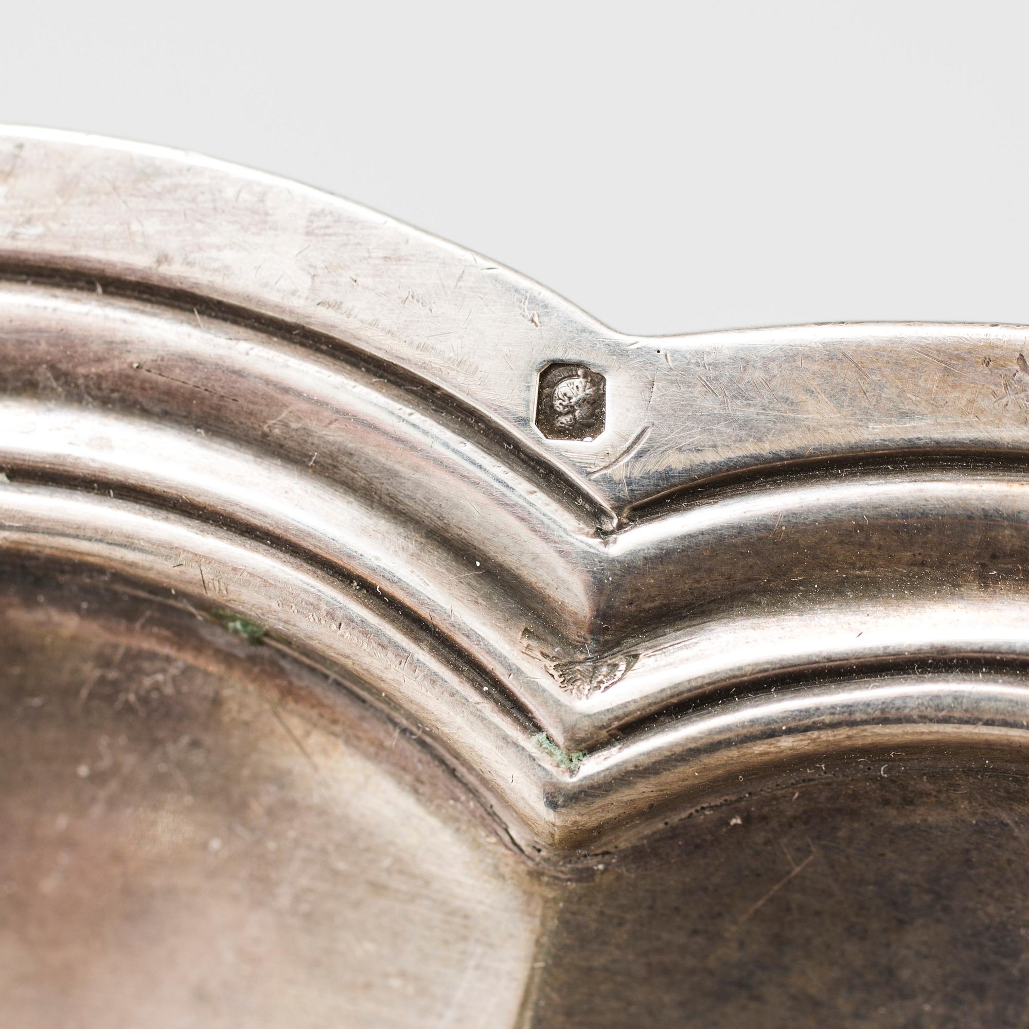 Two silver serving dishes, one marked GAB, Stockholm, Sweden 1944. Total weight 1620 g.