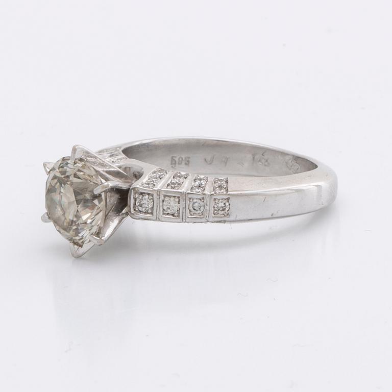 RING 14K vitguld m 1 briljant ca 1,8 ct, ca L-M VS, sidostenar ca 0,25 ct totalt.