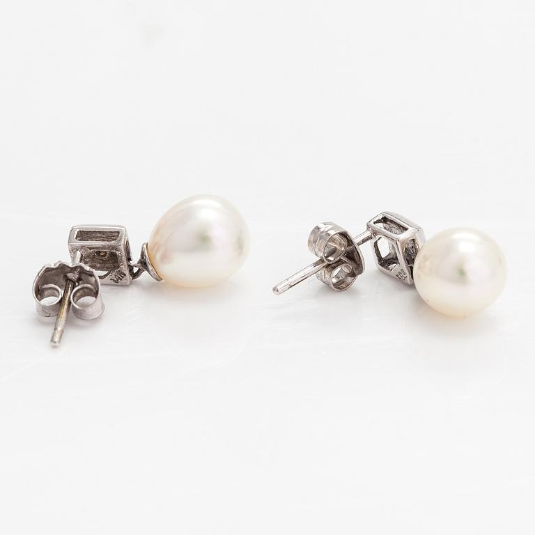 A pair of 14K white gold earrings with diamonds ca. 0.03 ct in total and cultured pearls.