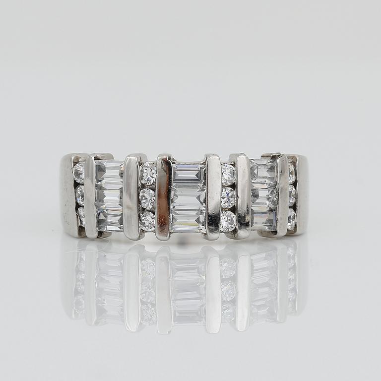 RING, 18K vitguld med baguette och briljantslipade diamanter, tot ca 1,26 ct. Vikt ca 5,76 g.