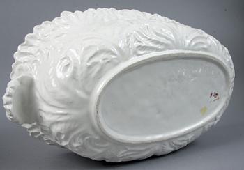 TERRIN PÅ FAT, porslin, Italien, 1900-tal.