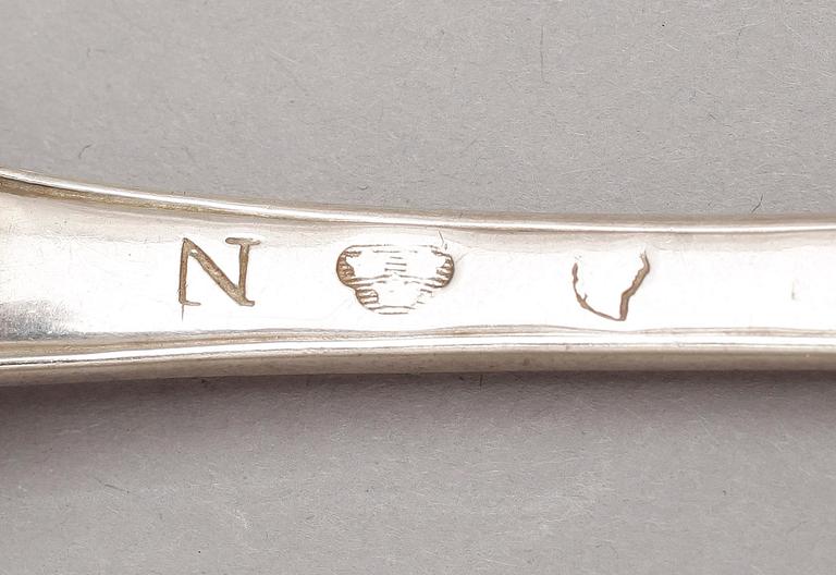 PARTI BESTICK, 37 delar, silver, olika tillverkare, 1700-tal-1900-tal. Tot vikt ca 690 gram.