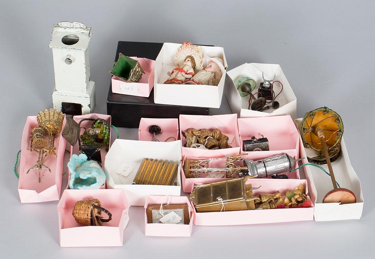 PARTI DOCKSKÅPSFÖREMÅL, troligen mestadels Tyskland, 1800/1900-tal.