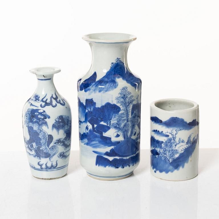 A group of three Chinese blue and white porcelain vases, 19th/20th century.