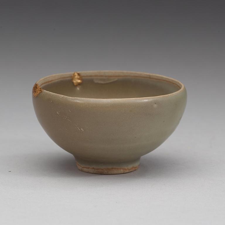 A small celadon bulb shaped tea bow, Ming dynasty (1368-1644).