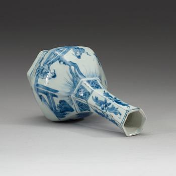 A blue and white bottle, Transition 17th century.