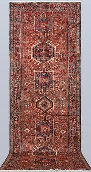 A semi-antique Garadje runner, approx. 425 x 148 cm.