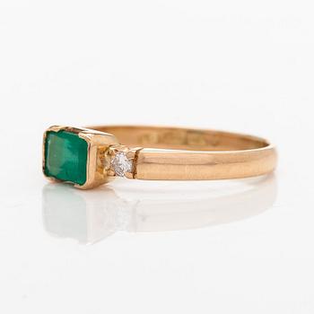 Sormus, 18K kultaa, smaragdi ja timantteja. Suomalaiset leimat 1990.