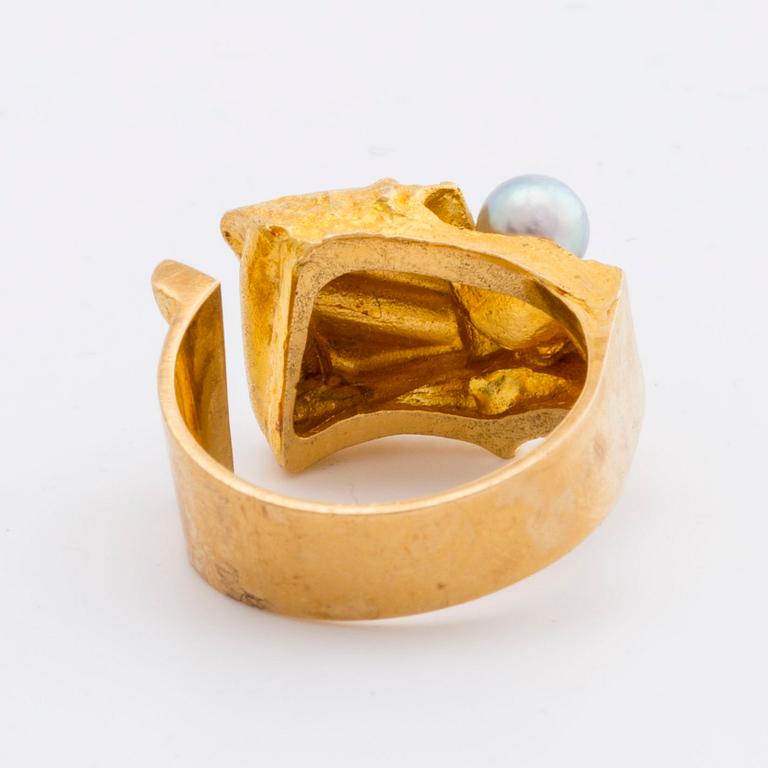 LAPPONIA RING 18K gold w 1 cultured pearl approx 5 mm, design Björn Weckström 1973 "Ukkoshelmi", hallmark Finland.