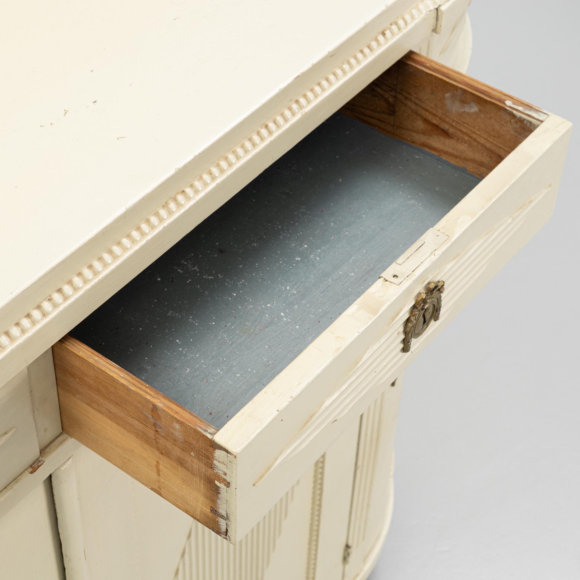 Sideboard, gustaviansk stil, omkring år 1900.