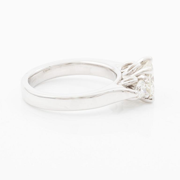 Ring in 18K white gold set with brilliant-cut diamonds. Accompanied by IGI report.
