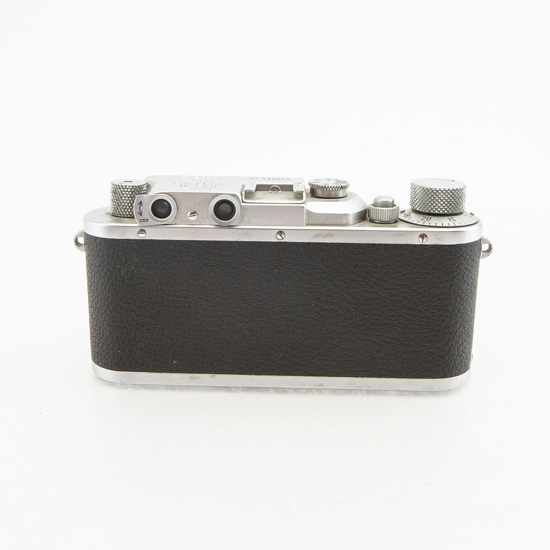 Kameror 2 st samt tillbehör Leica.