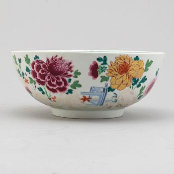 A famille rose export porcelain punch bowl, Qing dynasty, Qianlong (1736-95).