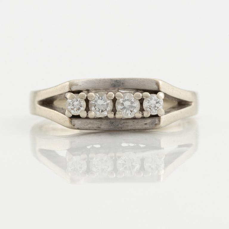 Ring, 18K white gold and four brilliant-cut diamonds.
