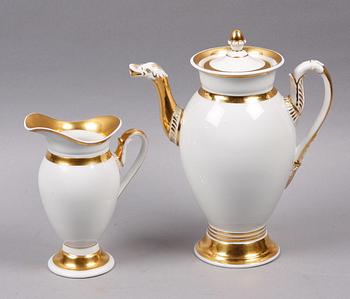 KAFFEKANNA samt GRÄDDKANNA, porslin, empir, 1810/1820-tal, Berlin.
