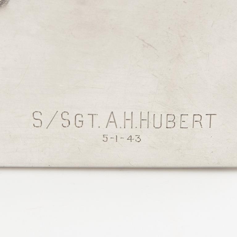 Amerikanskt cigarettetui i silver med gravyr från andra världskriget.