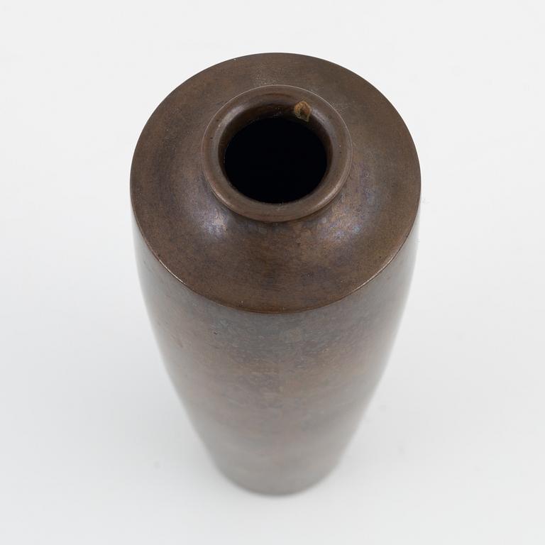 A Japanese bronze vase, Meiji period (1868-1912).