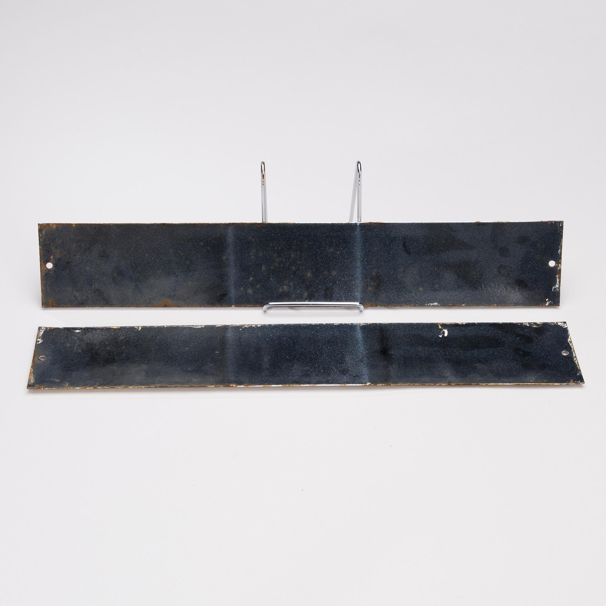 GATUSKYLTAR, 2 st, emaljerad metall, Finland 1900-talets mitt.