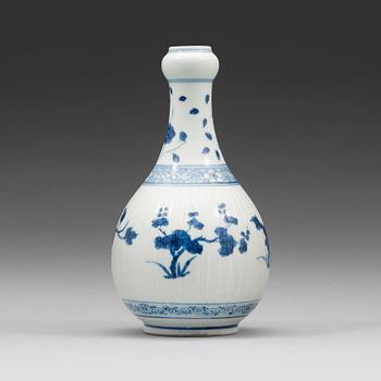 FLASKA, porslin. Qingdynastin, Kangxi (1662-1722).