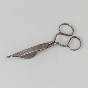 An 17th/18th century candle scissor.