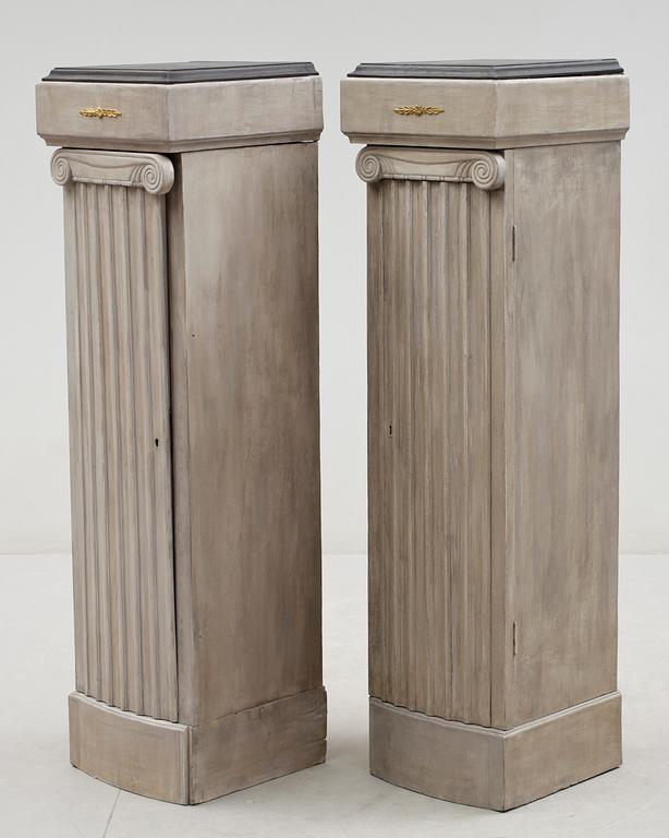 KOLONNSKÅP, ett par, 1900-tal.