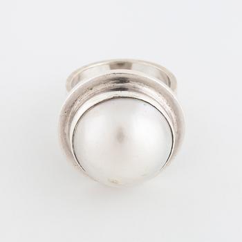 CECILIA JOHANSSON, Göteborg, 1985, ring med mabé pärla.