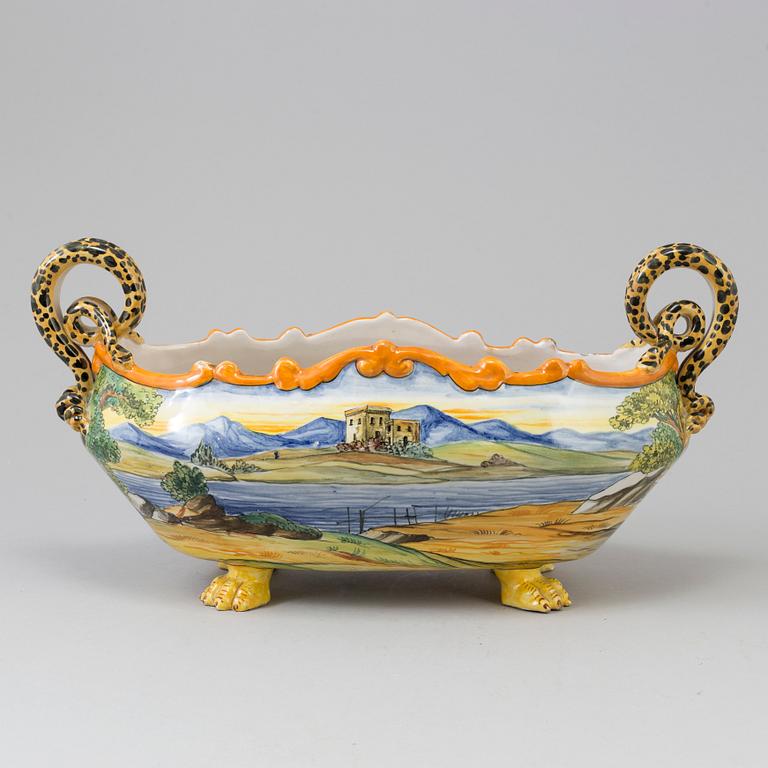 An Italian porcelaine 20th century  table centerpiece with lion feet and snake handles.
