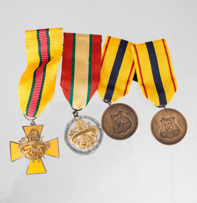 MEDALJER och MÄRKEN ca 25 st, bl a II-världskriget och FBK, 1940-tal och senare.