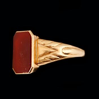 RING, 18 k, guld, med carneol, GHO, 1973. Total vikt ca 5 g.