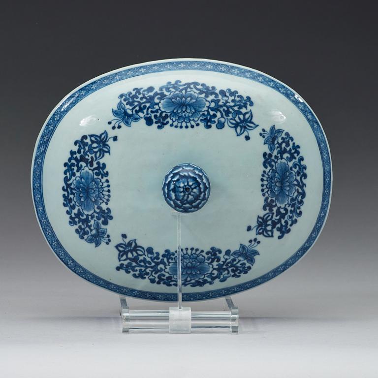 A blue and white export porcelain tureen with cover and stand, Qing dynasty, Qianlong (1736-1795).