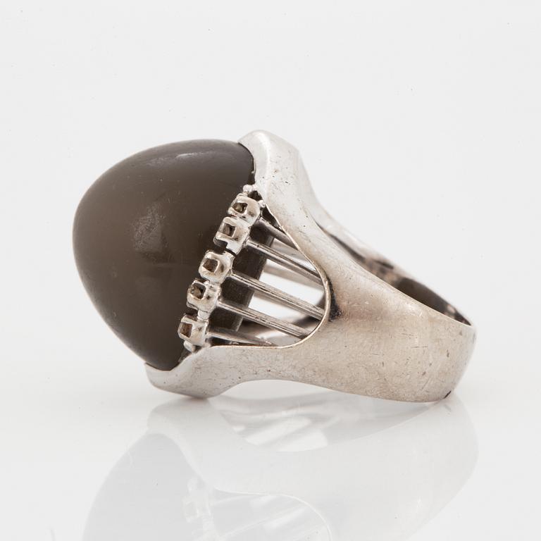 RING  med en stor grå cabochonslipad safir.