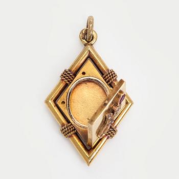 Medaljonki, viistehiottu rubiini, ruusuhiotut timantit, 14K (56) kultaa, Venäjä 1908-1926.