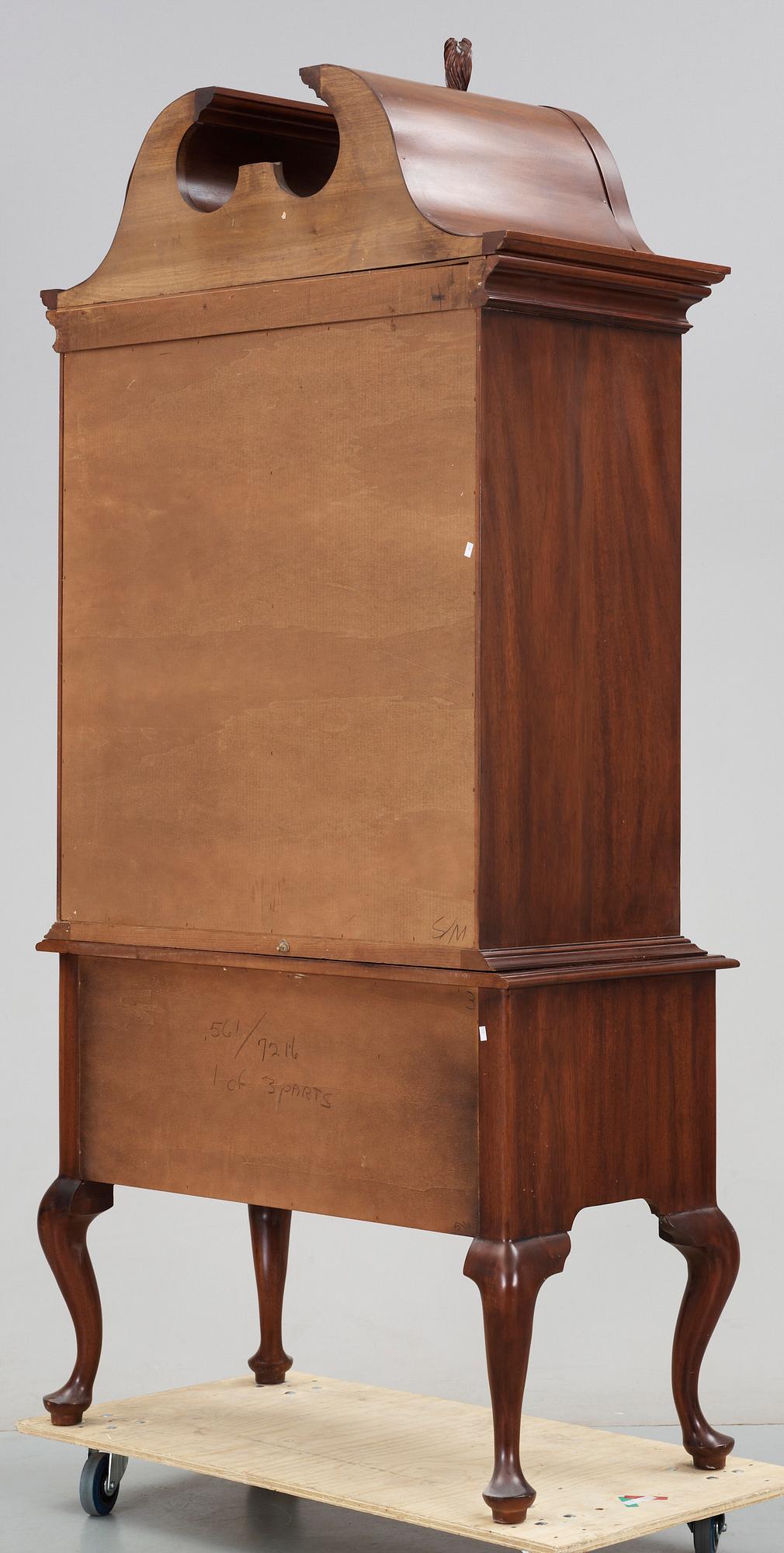 BYRÅ, "Tallboy", Henkel Harris, Virginia Galleries, omkring 1900-talets mitt, brännmärkt.