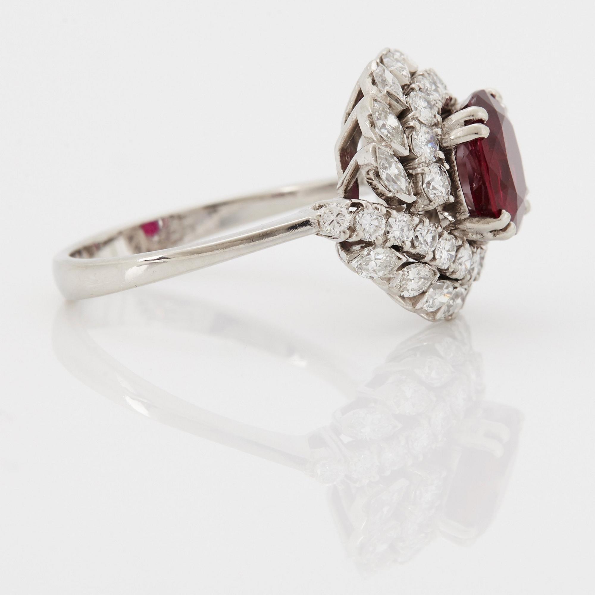 Ring platina med en fasettslipad rubin och runda briljant- och navettslipade diamanter.