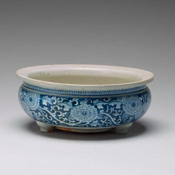 RÖKELSEKAR, porslin. Qingdynastin, 1700-tal.