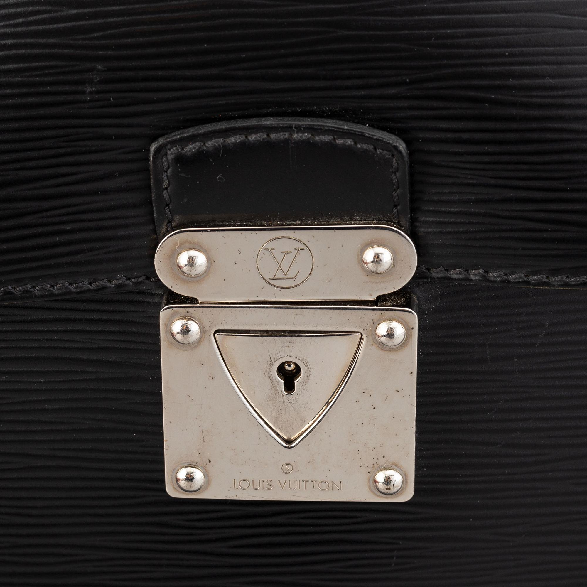 Louis Vuitton, a 'Neo Robusto' briefcase.
